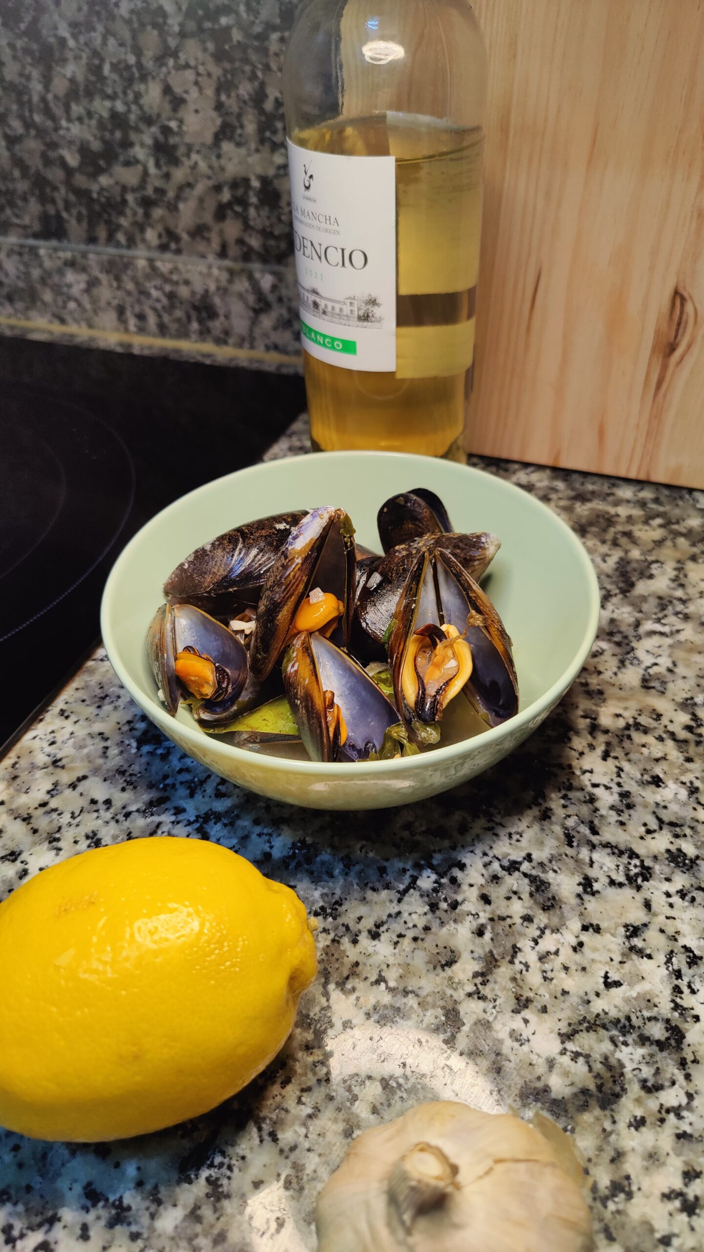 Quick And Easy Mediterranean Mussels With White Wine